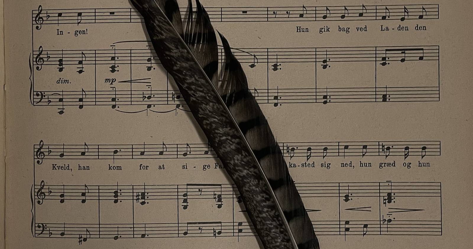 Pluma sobre partitura antigua — propiedad intelectual y derechos de autor