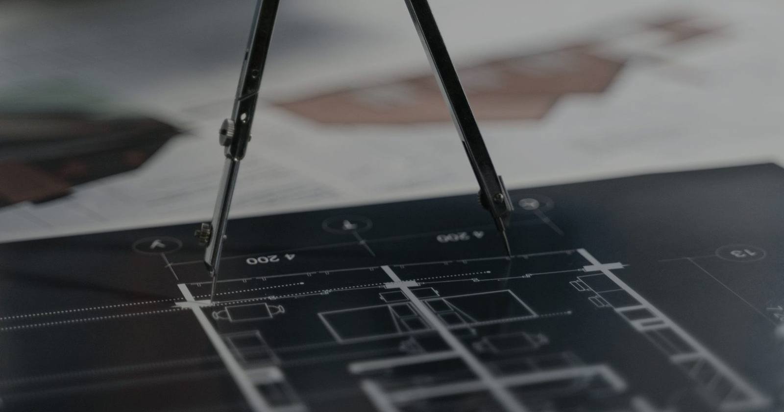 Compás sobre plano arquitectónico — licencias y permisos en Mérida